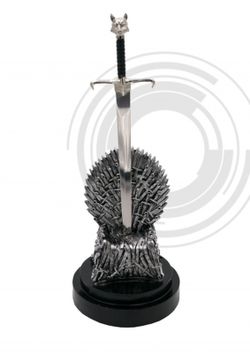 Figura Trono de Hierro Con La Espada Garra Musical Juego de Tronos
